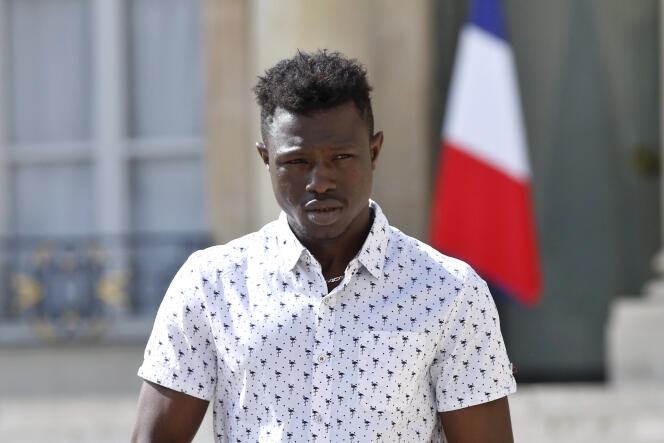 Mamoudou Gassama, 22 ans, dans la cour de l’Elysée, le 28 mai 2018.