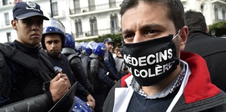 RYAD KRAMDI / AFP Lors d’une manifestation de médecins résidents à Alger, le 12 février 2018.