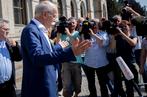 Kay Nietfeld / AP Le PDG de Daimler, Dieter Zetsche de Daimler, interrogé par les médias, après son entretien avec le ministre allemand des transports, Andreas Scheuer, à Berlin, le 28 mai.