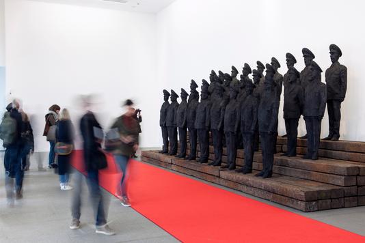 ADEL ABDESSEMED/PH. DE GOBERT/MAC’S « Otchi Tchiornie », sculpture monumentale en bois brûlé représentant des soldats russes.
