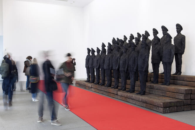 « Otchi Tchiornie », sculpture monumentale en bois brûlé représentant des soldats russes.