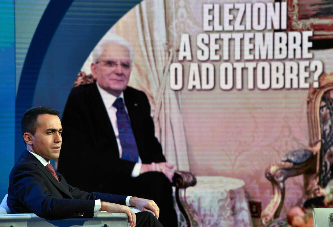 Luigi Di Maio, lors d’une émission télévisée sur Rai Uno, le 28 mai 2018. En arrière-plan, une photo du président italien Sergio Mattarella, avec écrit : « Elections en septembre ou en octobre ? ».