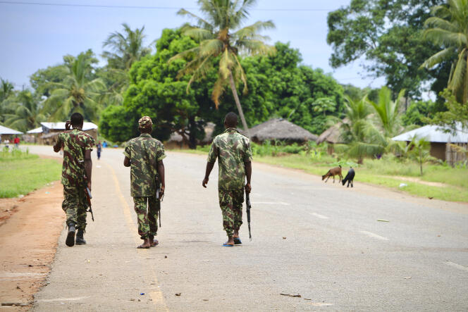 Des soldats mozambicains patrouillent à Mocimboa da Praia, dans le nord du pays, le 7 mars 2018, après une attaque d’insurgés islamistes.