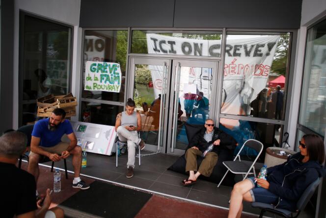 Les grévistes à l’entrée du centre hospitalier universitaire du Rouvray, à Sotteville-lès-Rouen (Seine-Maritime), le 29 mai.