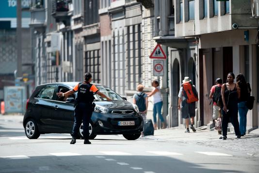 JOHN THYS / AFP Un policier contrôle la circulation près du lieu de l’attaque par arme à feu, à Liège, le 29 mai.