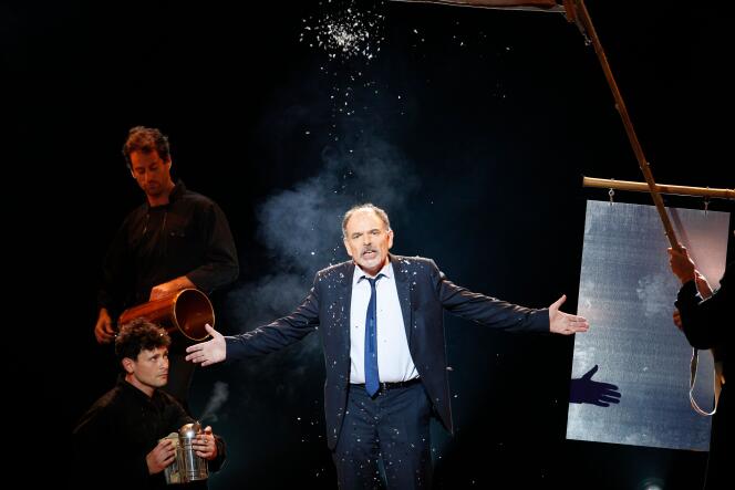 Jean-Pierre Darroussin recevant le Molière du comédien dans le théâtre privé, sur la scène de la Salle Pleyel, à Paris, le 28 mai 2018.