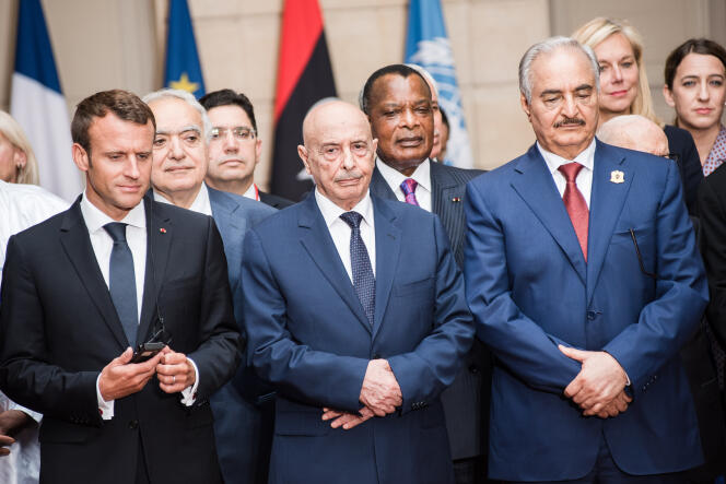 Emmanuel Macron, Ghassan Salamé, le chef de la mission des Nations unies pour la Libye, et le maréchal Khalifa Haftar, à l’Elysée, le 29 mai.
