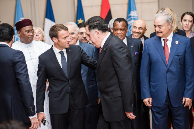 Emmanuel Macron avec Faïez Al-Sarraj et le maréchal Khalifa Haftar (à droite),à l’Elysée, le 29  mai 2018.