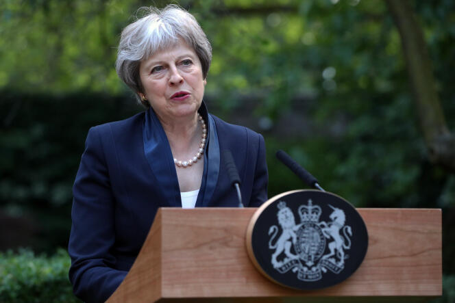 La première ministre britannique, Theresa May, à Downing street, le 23 mai.