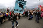 Les groupes de protection de l’environnement sont mobilisés depuis des années contre cette infrastructure, comme lors de cette manifestation à Vancouver, en novembre 2016.