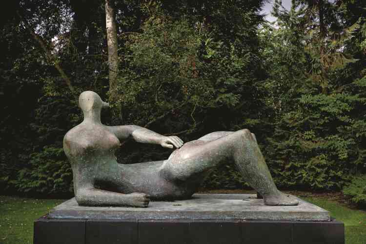« La “Reclining Figure” (figure allongée) est certainement le sujet le plus caractéristique de l’œuvre de Moore. Alors que les sculpteurs modernes privilégient souvent la verticalité, l’artiste lui préfère l’horizontalité. Ces figures trouvent leurs sources notamment dans la statuaire mexicaine et plus particulièrement dans la représentation du “Chacmool”. A l’instar de Rodin, ses œuvres semblent composites comme s’il avait réutilisé des éléments provenant de différents styles, du plus réaliste au pratiquement abstrait. »
