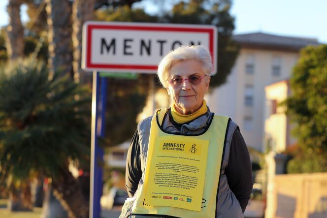 La bénévole pour l’ONG Amnesty International, Martine Landry, à Menton, ville des Alpes-Maritimes frontalière avec l’Italie, en décembre 2017.