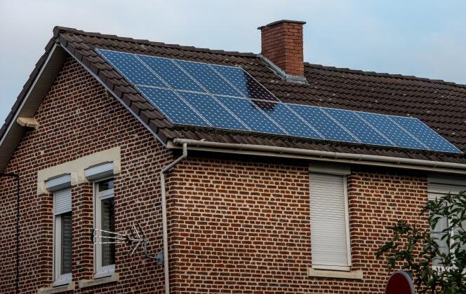 Panneaux photovoltaïques sur le toit d’une maison individuelle, à Loos-en-Gohelle (Pas-de-Calais), en 2016.
