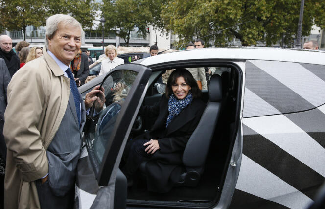 En octobre 2014, l’industriel Vincent Bolloré posait avec la maire de Paris, Anne Hidalgo, pour promouvoir Autolib’.