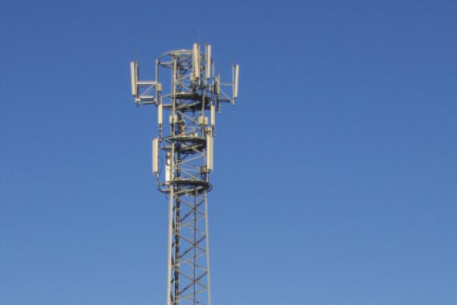 Le DAS mesure les émissions d’ondes des mobiles dans les pires conditions, quand l’antenne est éloignée et difficile à joindre par exemple.