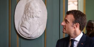 Emmanuel Macron devant le buste de Voltaire (1694-1778), au Château de Ferney-Voltaire. 31 mai 2018 / AFP / Fabrice COFFRINI