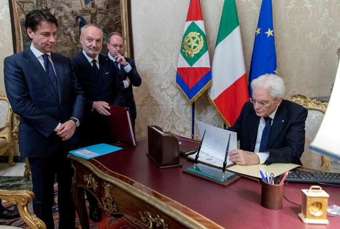 Le président italien, Sergio Mattarella, lors de la signature du « décret d’acceptation » faisant de Giuseppe Conte le premier ministre, le 31 mai au palais du Quirinal, à Rome.
