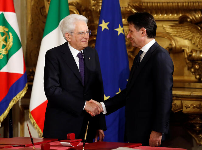Le président italien Sergio Mattarella et le nouveau président du conseil Giuseppe au palais Quirinal de Rome vendredi.