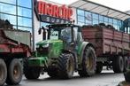 FRED TANNEAU / AFP Farmers with tractors block the entrance of an Intermarche supermarket on February 7, 2018 in Saint-Agathon, during a protest on the ongoing commercial negotiations with large retailers. / AFP PHOTO / Fred TANNEAU