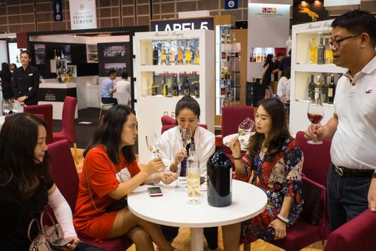 ANTHONY WALLACE / AFP Séance de dégustation au salon Vinexpo à Hongkong, le 29 mai.