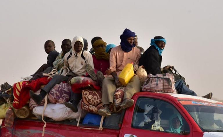 Issouf Sanogo/AFP Un groupe de voyageurs rentrant à Agadez, au Niger, après avoir subi une attaque armée sur le chemin de la Libye, en mars 2017.