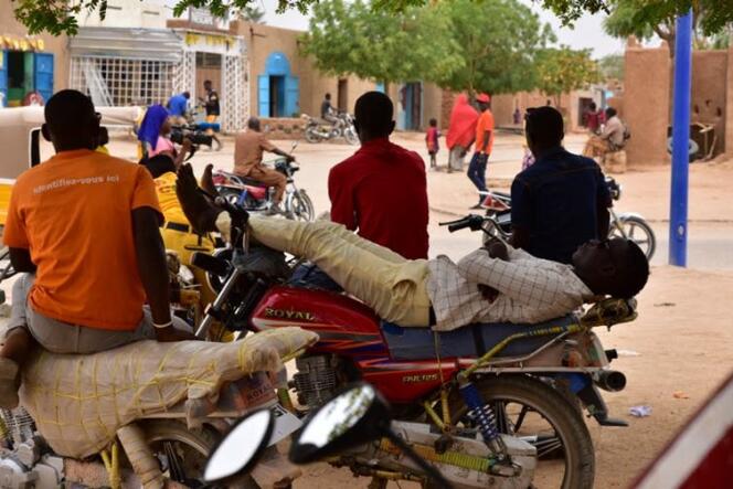 Des chauffeurs de motos-taxis attendant le client, à Agadez, dans le nord du Niger.