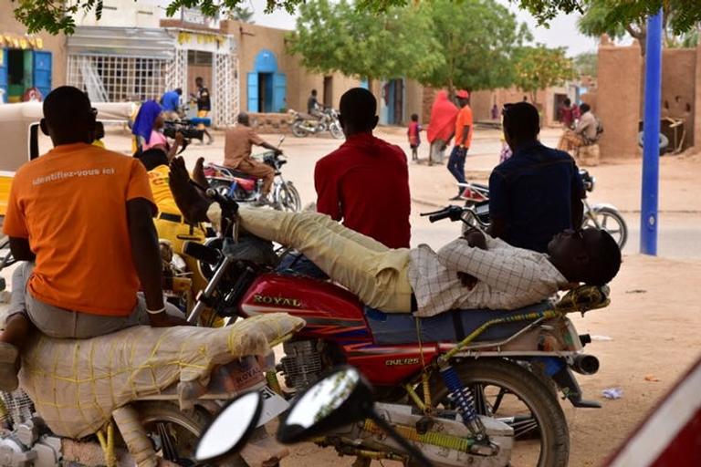 Issouf Sanogo/AFP Des chauffeurs de motos-taxis attendant le client, à Agadez, dans le nord du Niger.