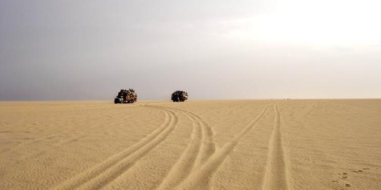 Julien Brachet Des camions de retour de Libye traversant le Ténéré, au Niger.