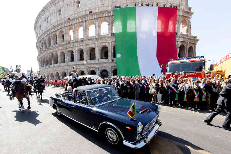 Comme tous les 2 juin, l’Italie a célébré le référendum de 1946 qui a donné le choix aux Italiens de choisir entre monarchie et République. Un événément politique devenu jour de fête nationale de la République italienne, et qui intervient cette année après une crise politique d’ampleur.