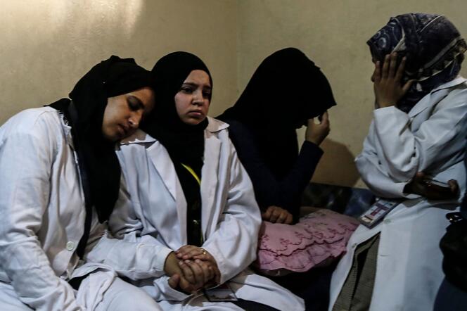 Des collègues de Razan Al-Najjar endeuillées, samedi 2 juin à Khan Younès.