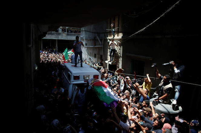 Une foule de palestiniens porte la dépouille de Razan Al-Najjar, une Palestinienne tué la veille par l’armée israélienne alors qu’elle tentait de soigner un manifestant blessé sur la frontière avec Israël, selon les autorités gazaouies, le 2 juin 2018.