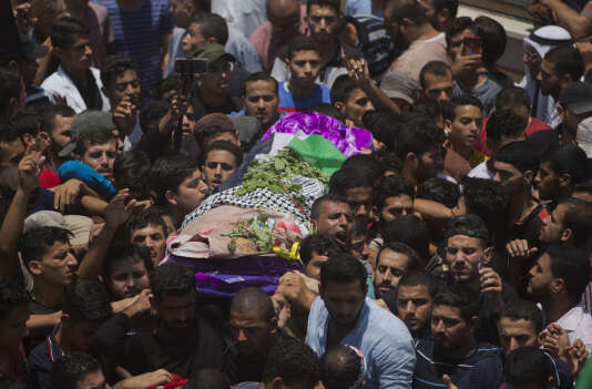 Des Palestiniens accompagnent la dÃ©pouille de lâinfirmiÃ¨reÂ Razan Al-Najjar, samedi 2 juin Ã  Khan YounÃ¨s.