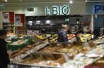 DAMIEN MEYER / AFP Rayon bio dans un supermarché de Saint-Grégoire, près de Rennes, le 30 janvier.