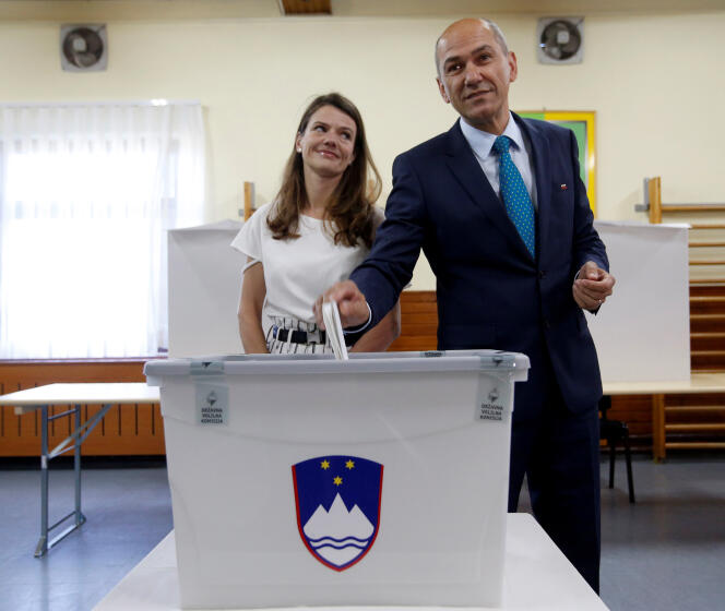 Janez Jansa, dirigeant du parti social démoceate (PSD), dépose son vote à Velenje, en compagnie de sa femme, Urska, le 3 juin 2018.