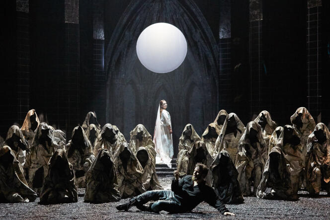 Michael Spyres (Rodolphe) et Marion Lebègue (la Nonne) dans « La Nonne sanglante », de Gounod, mise en scène par David Bobée.