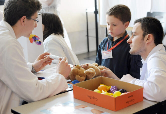 Des enfants de l'école maternelle d'Hellesmes (Nord), lors de l’opération « l'Hôpital des nounours » à la faculté de médecine de Lille, en avril 2008.