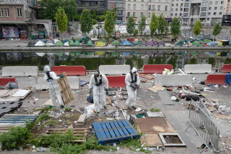 A l’issue de l’opération de « mise à l’abri », les tentes des migrants sont détruites. Les équipes de nettoyage de la ville déblaient rapidement les berges.