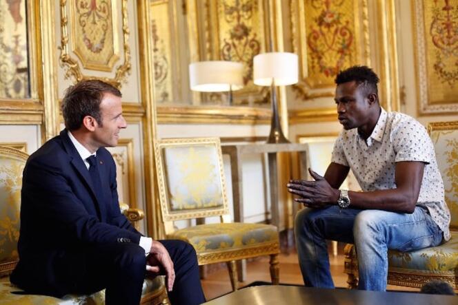 Mamoudou Gassama reçu par le président Macron, le 22 mai 2018, au palais de l’Elysée.