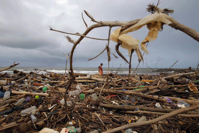Déchets sur une plage de Colombo, au Sri Lanka, en juin 2018. Entre 19 millions et 23 millions de tonnes de plastiques arrivent chaque année dans les eaux de la planète, dont une bonne partie finissent en mer.