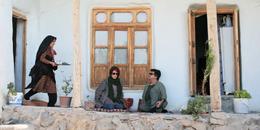 De gauche à droite : Narges Del Aram, Behnaz Jafari et Jafar Panahi dans « Trois visages ».