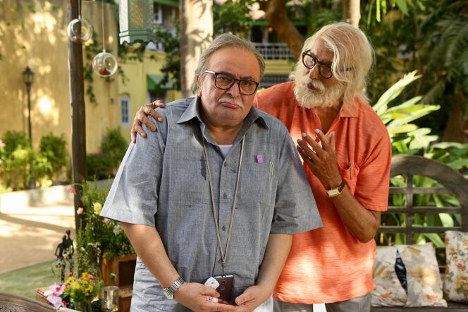 Amitabh Bachchan, alias « Big B », à droite, et son « fils », Rishi Kapoor, tiennent les deux rôles principaux de la comédie « 102 Not Out ».