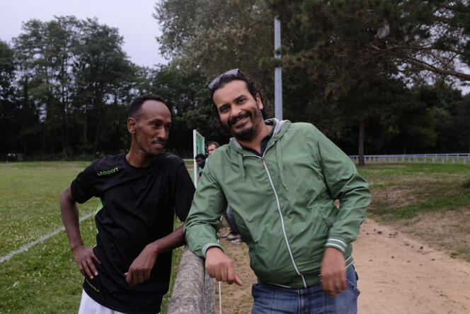 Adel El-Kordi et Hassan, un réfugié érythréen, à Vichy en octobre 2017.