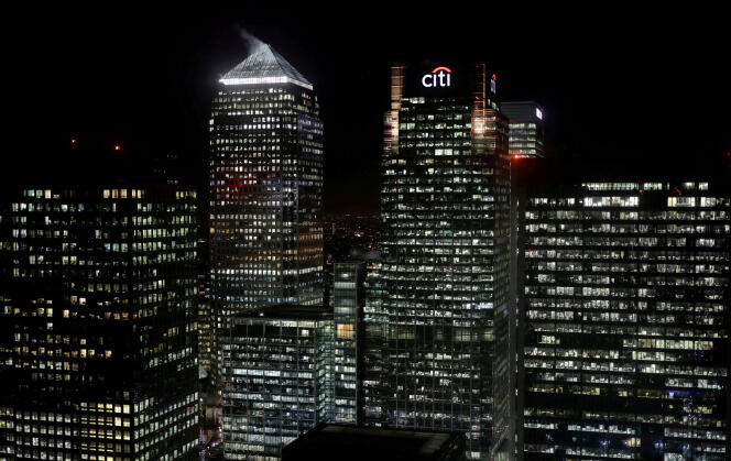 « L’AIM, la Bourse britannique des petites valeurs, compte sur les quatre premiers mois de l’année dix-sept nouvelles cotations pour trente-cinq retraits » (Canary Wharf, à Londres, en 2017).