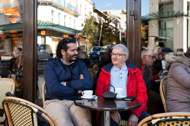 Adel El-Kordi, traducteur, et Michel Pourieux, médecin à la retraite, prennent un café après leur permanence au Secours catholique, où ils sont bénévoles, en avril 2017.