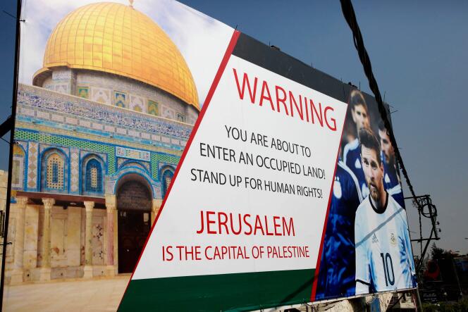Dans la ville d’Hébron en Cisjordanie, un panneau dénonçant l’organisation du match amical de préparation au Mondial de football entre l’Argentine et Israël, prévu à Jérusalem avant qu’il soit annulé.