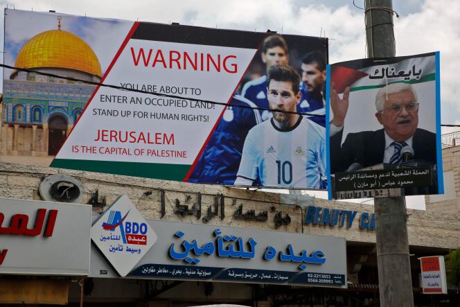 A Hébron (Cisjordanie), une affiche appelant Lionel Messi à boycotter le match Israël-Argentine prévu ce samedi à Jérusalem, a été installée à côté d’un portrait du président palestinien Mahmoud Abbas.