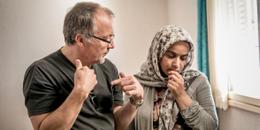 Le cinéaste Philippe Faucon sur le tournage de son film « Fatima », avec Soria Zeroual.