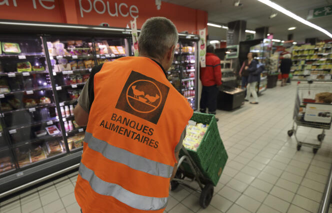 Un bénévole des banques alimentaires récolte des dons dans un supermarché de L’Haÿ-les-Roses (Val-de-Marne), en mai 2015.