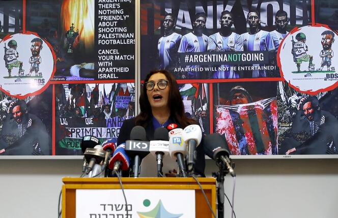La ministre des sports israélienne, Miri Regev, devant des images diffusées par BDS.