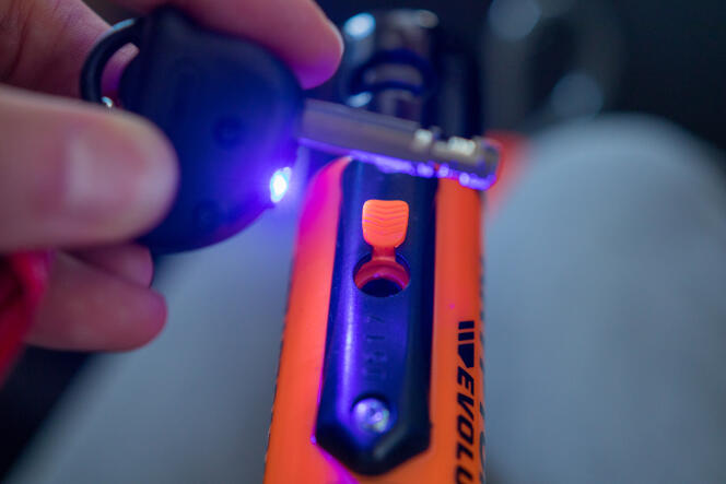 Une lumière LED très pratique est intégrée à la clé.